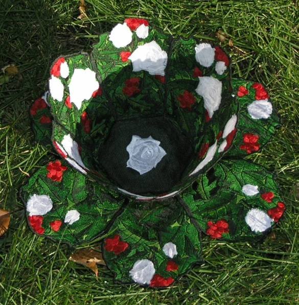 BFC0385  Lace Bowl & Doily Holly & White Roses